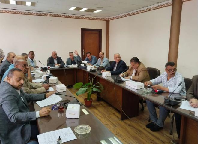 مجلس اتحاد العمال يجدد الثقة في القيادة السياسية